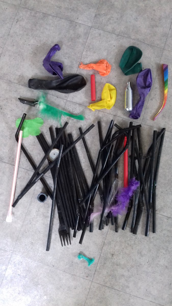 this_wild_life_'s tweet photo. This pic represents a #2minutebeachclean on #Brighton beach. 35 #straws! @BrightonHoveCC why aren't beachside bars rspnsbl for own clean up? https://t.co/zq3vEXZBVs