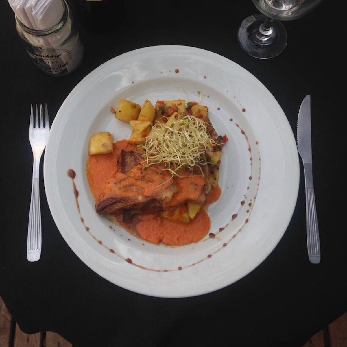 VIERNES🍴 #SissiTiendaBar 
Colita d cuadril c salsa d pimientos asados y crema y papas bravas. 
C bebida 🍷y postre 🍮$ 160.
 #güemes #córdoba