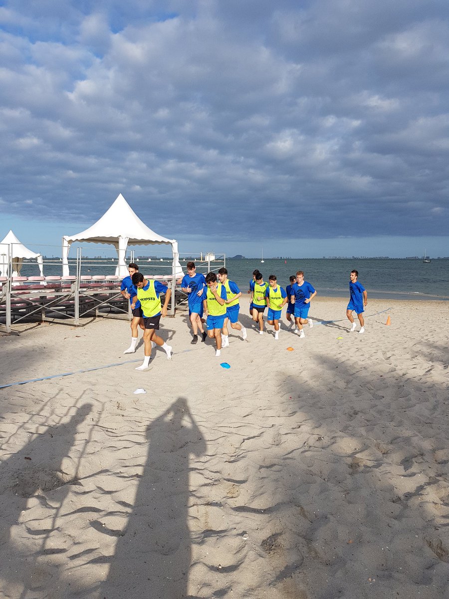MCasillasPrefer's tweet photo. Sesión de entreno!!
El equipo se pone a tono, disfrutando de la costa .
#LosAlazares
#Createtodream
#frutostobilloelefante
#Fernicrack https://t.co/iNDHFUYwTQ