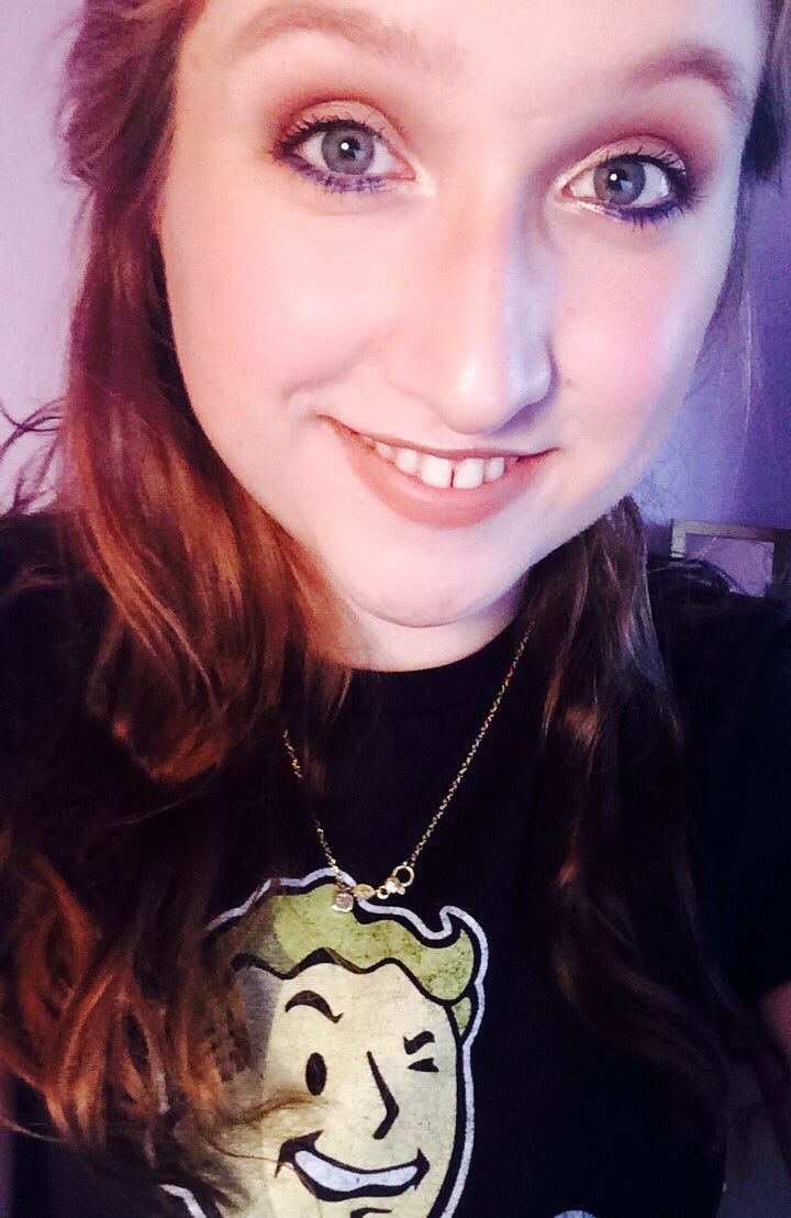 Freya_Sings's tweet photo. So I bought a #Fallout T-shirt and so I coordinated my make-up accordingly #superfan https://t.co/a1mPguhFLp