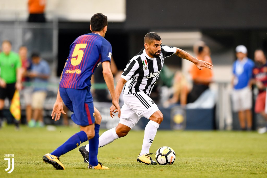 juventusfc's tweet photo. GALLERY 📸 Le foto più belle dell'avventura di @TomasRincon5 in bianconero 👉 https://t.co/O8urV09Tl4 #SuerteTomas https://t.co/7VdsuZrKkc