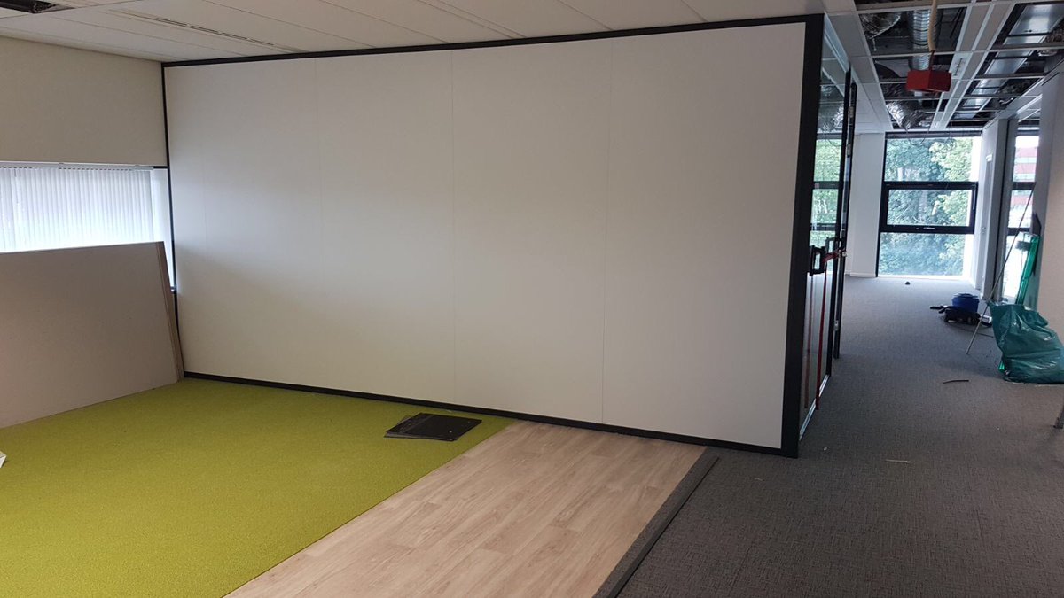 Hopmangroep's tweet photo. Onze systeemwanden met staalplaatafwerking hebben we hier gecombineerd met onze volglaswanden uitgevoerd met zwarte profielen. https://t.co/1sRZeBc8Wz