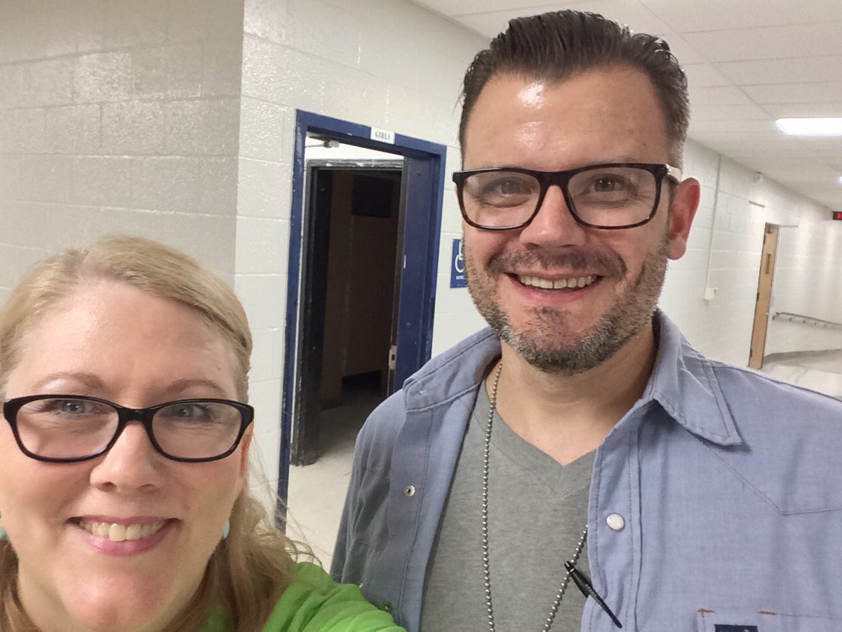 StuffCari's tweet photo. Serving at HaleJH again today! We are feeling wonderful😊#ServeTPS  @TulsaSchools https://t.co/tGvMMXuYGx