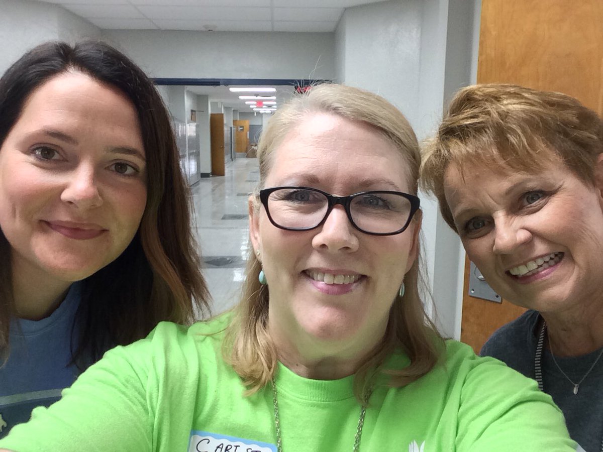 StuffCari's tweet photo. Serving at HaleJH again today! We are feeling wonderful😊#ServeTPS  @TulsaSchools https://t.co/tGvMMXuYGx