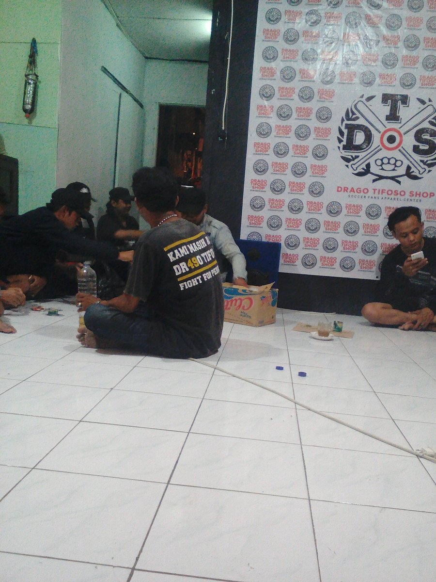 DTCNxPERSIBO's tweet photo. Sowan dulur @Dr49oTifoso12 curva nord bojonegoro https://t.co/UYkXpTHvIw: Sowan dulur @Dr49oTifoso12 curva nord… https://t.co/Il56M5Ncnt