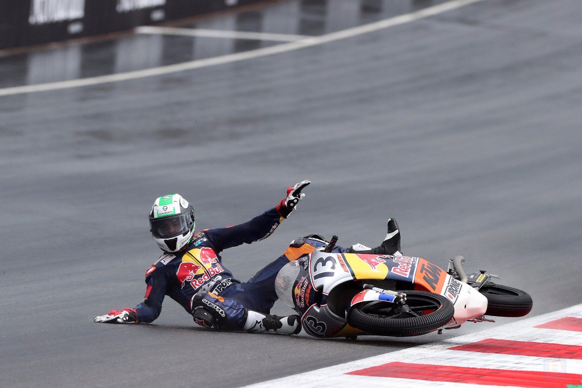 Raceverslag dag 1: Ongelukkige openingsdag op de Red Bull Ring ---> walidsoppe13.com/ongelukkige-op…

<a href="/RB_Rookies_Cup/">Red Bull Rookies Cup</a> l <a href="/redbullring_/">Red Bull Ring</a> l <a href="/redbull/">Red Bull</a>