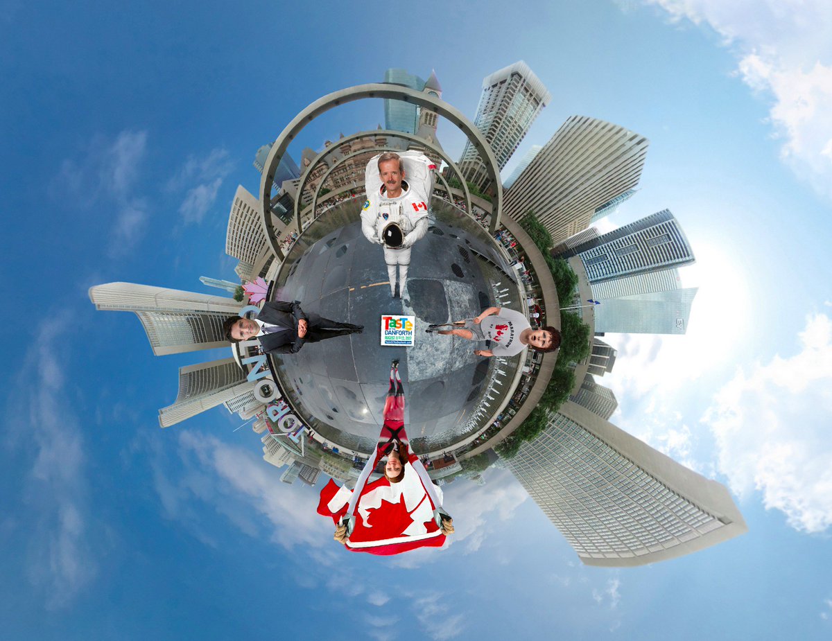 juliesmithso's tweet photo. Today at #TasteoftheDanforth #Toronto get a #360Photo taken inside the @MetaVRse #VRPhotoBooth #CanadianHeroes See yourself in VR #VR https://t.co/izrBMyA9GU