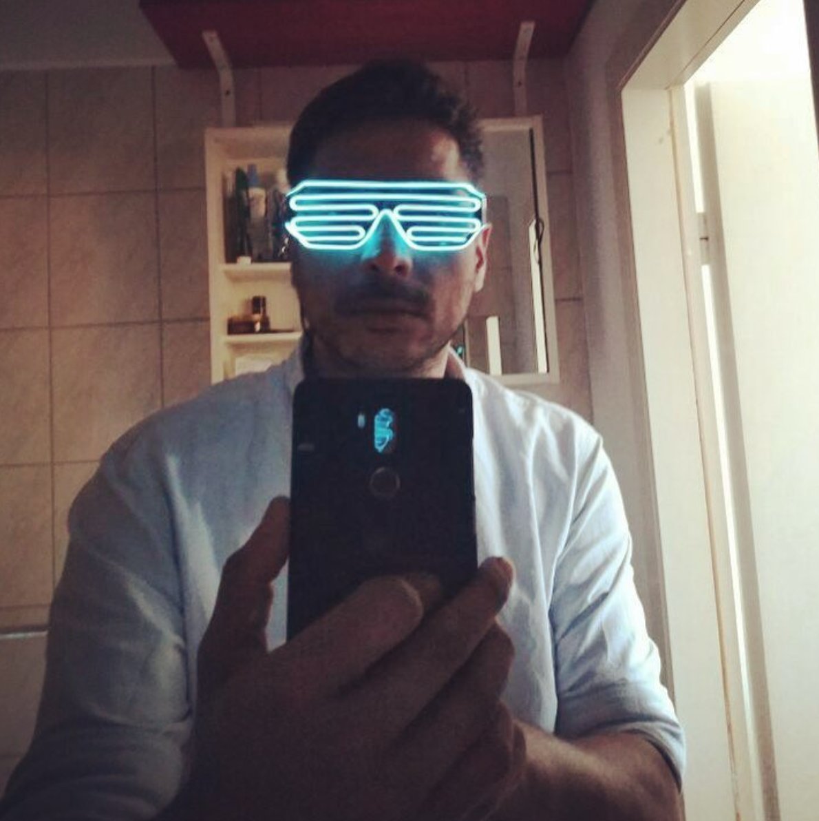 JohnnySaysNo's tweet photo. Ein kleiner #Vorgeschmack auf das Video zu "No Love".Es wird #Neon! 😎 #VIDEORELEASE #RECORDRELEASE #Debut #Mirrorpic #Neonglases #01.09.2017 https://t.co/oSTZjoSeEB