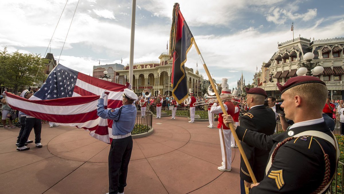 U.S. Army’s 82nd Airborne Unit was recognized with a flag retreat ceremony at Magic Kingdom Park: bit.ly/2uN8LB1 #DisneySalutes
