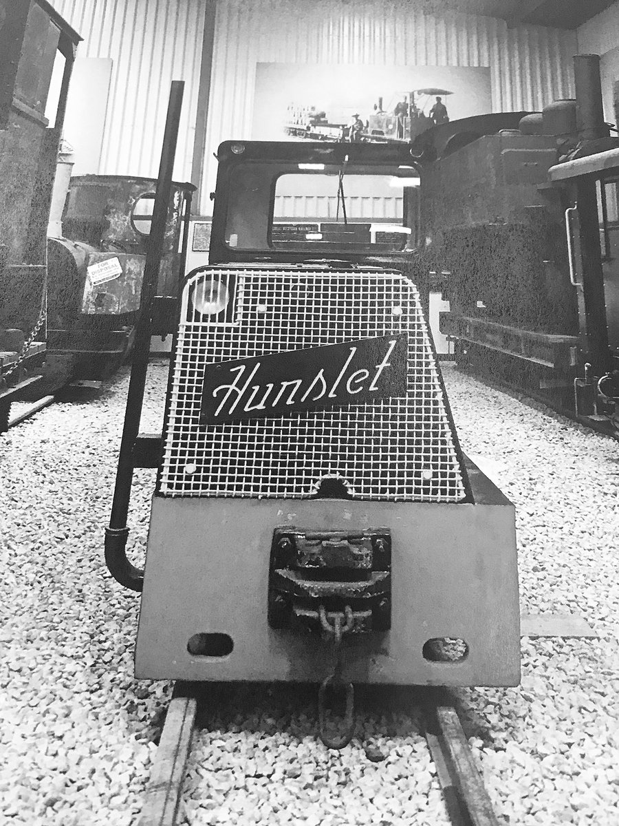 Rachel_Benn_'s tweet image. A fabulous Art afternoon at #HunsletLibrary for our Hunslet Remembered group 🎨💭🚂 #locomotives #memories #steamtrains #nostalgia 🚊🎨