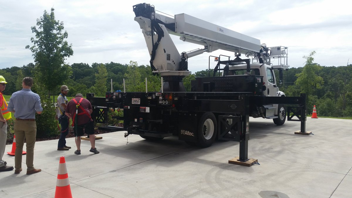 signcodeguy's tweet image. Beautiful day for a hands-on fall protection course at the @tristatesign Expo. Get to break in a sweet new @AltecInc 87 ft too.