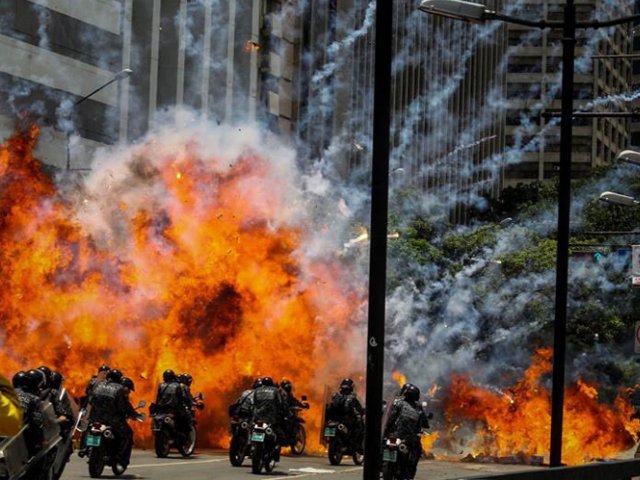 Laiguanatv's tweet photo. Fotos y video: Atentado con explosivo contra PNB dejó varios heridos en Altamira (+desesperación) https://t.co/jSGEWA75Vo https://t.co/qjagVZ8xph