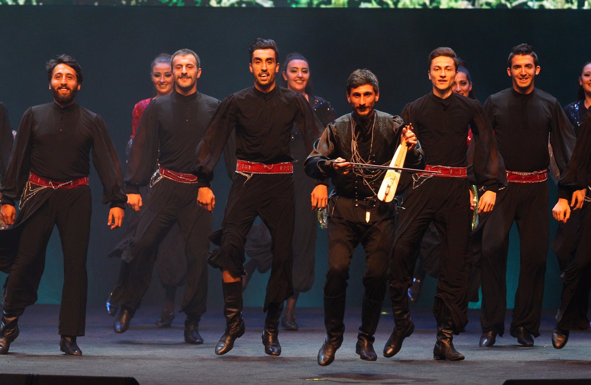 Deaflympics2017's tweet photo. #Deaflympics2017 büyüleyici dans gösterileri ve Murat Dalkılıç konserleri ile Samsun'a veda etti. https://t.co/tgYe7773Lc