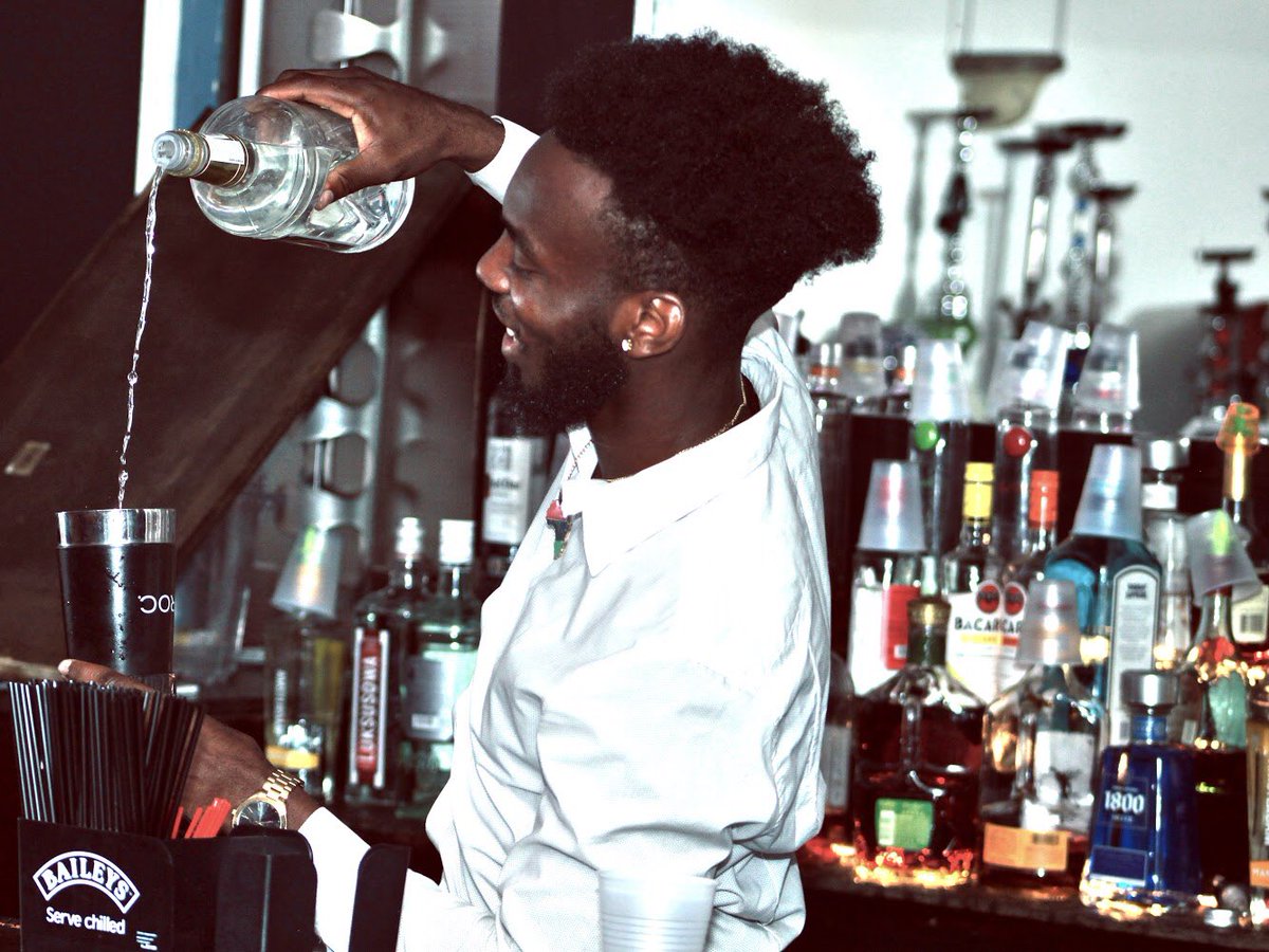DezzyDez0302's tweet photo. What's good y'all? My name is Dez aka #DrinksByDez. I am an Philly based Mixologist and very calm retweet, can get me my next gig. βπΏ ππΏ https://t.co/VDm5Y9PgFf