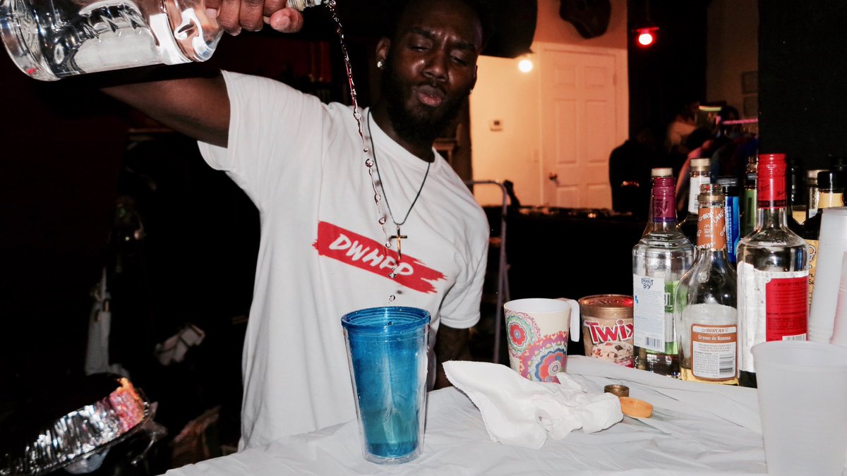 DezzyDez0302's tweet photo. What's good y'all? My name is Dez aka #DrinksByDez. I am an Philly based Mixologist and very calm retweet, can get me my next gig. βπΏ ππΏ https://t.co/VDm5Y9PgFf