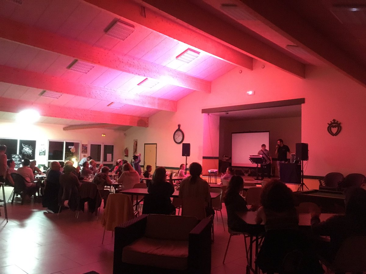 LesMizottes's tweet photo. Ce soir on pousse la chansonnette, avant de passer en mode Disco !
#musique #karaoké #InsideCamping #CampingQualité https://t.co/XEUXl2s8mk