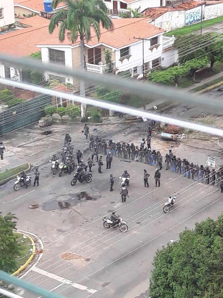 TVVnoticias's tweet photo. #30Jul #Carabobo Así está el sector Los Nísperos en Valencia. Vecinos denuncian fuerte presencia militar. https://t.co/6443JZosJi