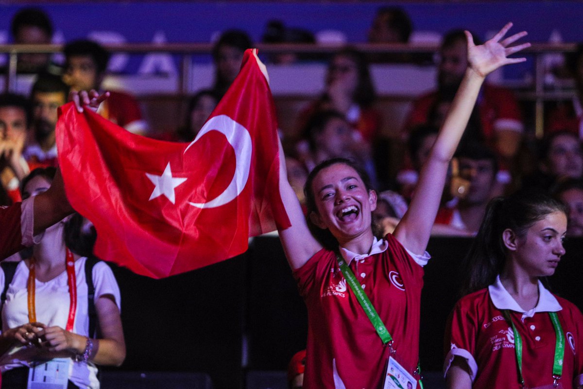 Deaflympics2017's tweet photo. #Deaflympics2017 kapanış seremonisi izleyicilere birbirinden farklı duygular yaşattı. https://t.co/rMnlL04lfT