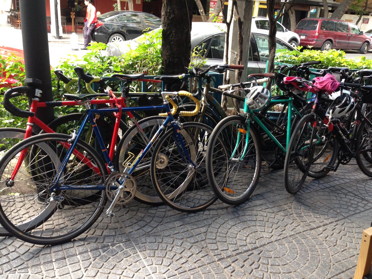 Cletofilia's tweet photo. Casa llena en @veredaplanv Ya van llegando los equipos del Rally @Polillitas_Club https://t.co/IODfYZx0Jv
