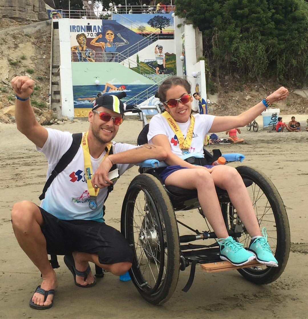 Esaludsa's tweet photo. Después de la competencia. Nuestros amigos de @fulacolite Roberto y Gaby celebrando la meta 🏁 #IM703Ec #IronmanEc #IronmanManta2017 https://t.co/L9dyyQ15J0