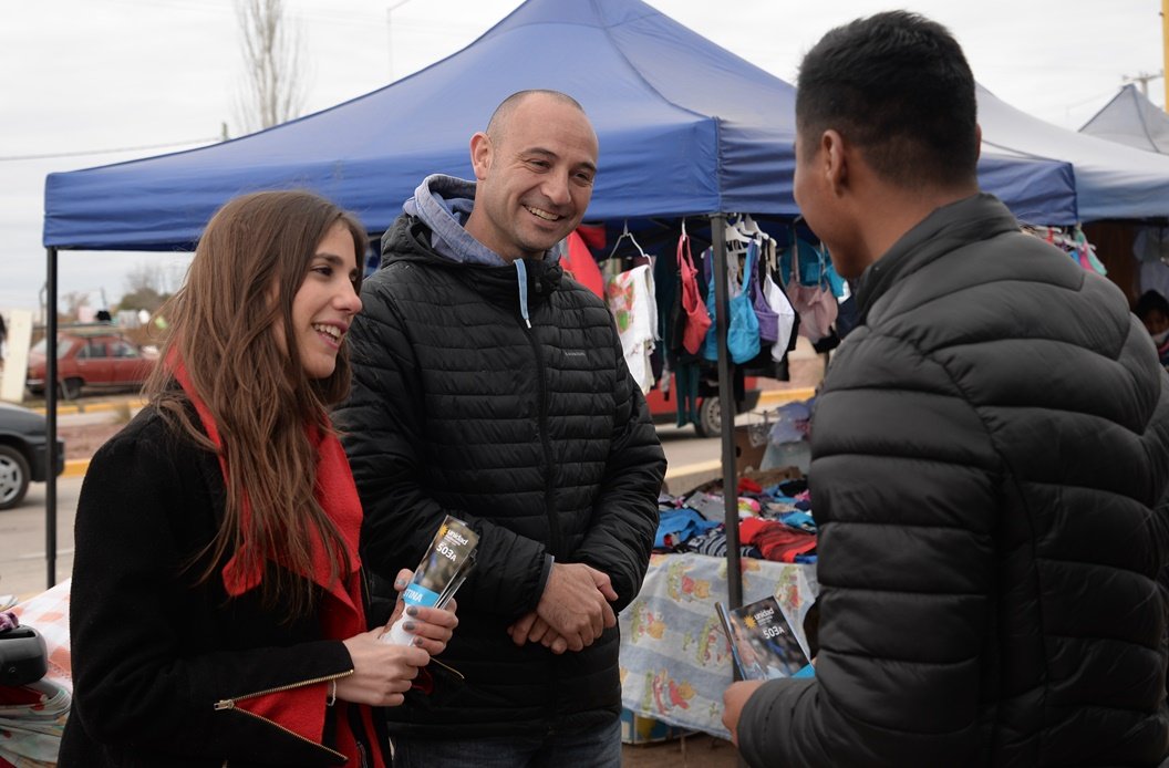 JuaniJofreSC's tweet photo. Visitamos la feria de Ugarteche para continuar llevando las propuestas de @UniCiudadanaMza la lista de Cristina en Mendoza! #503A https://t.co/jzE6Xb4HIY