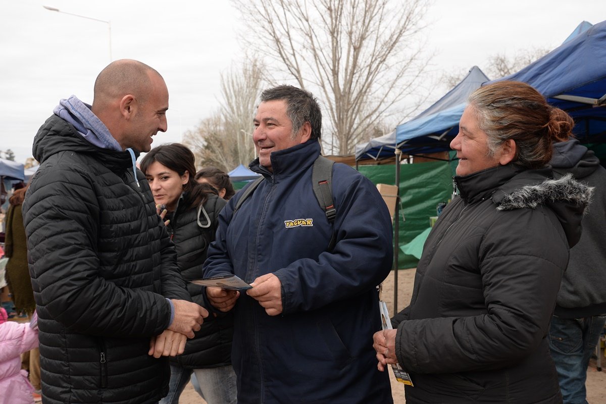 JuaniJofreSC's tweet photo. Visitamos la feria de Ugarteche para continuar llevando las propuestas de @UniCiudadanaMza la lista de Cristina en Mendoza! #503A https://t.co/jzE6Xb4HIY