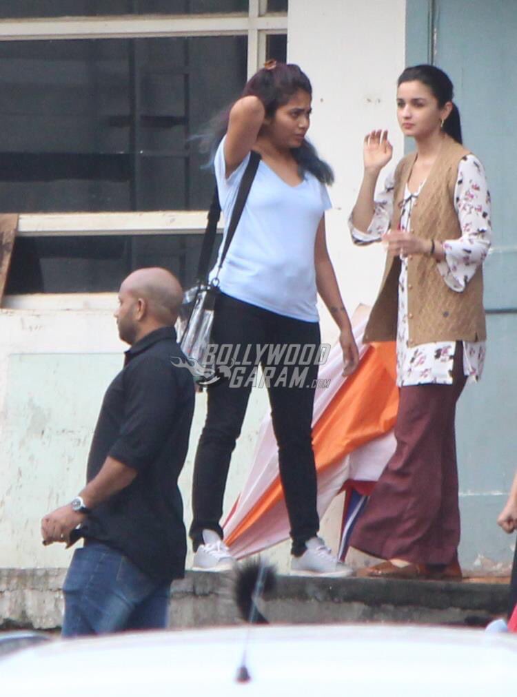 عليا بهات في موقع تصوير فيلم #Raazi 💕.