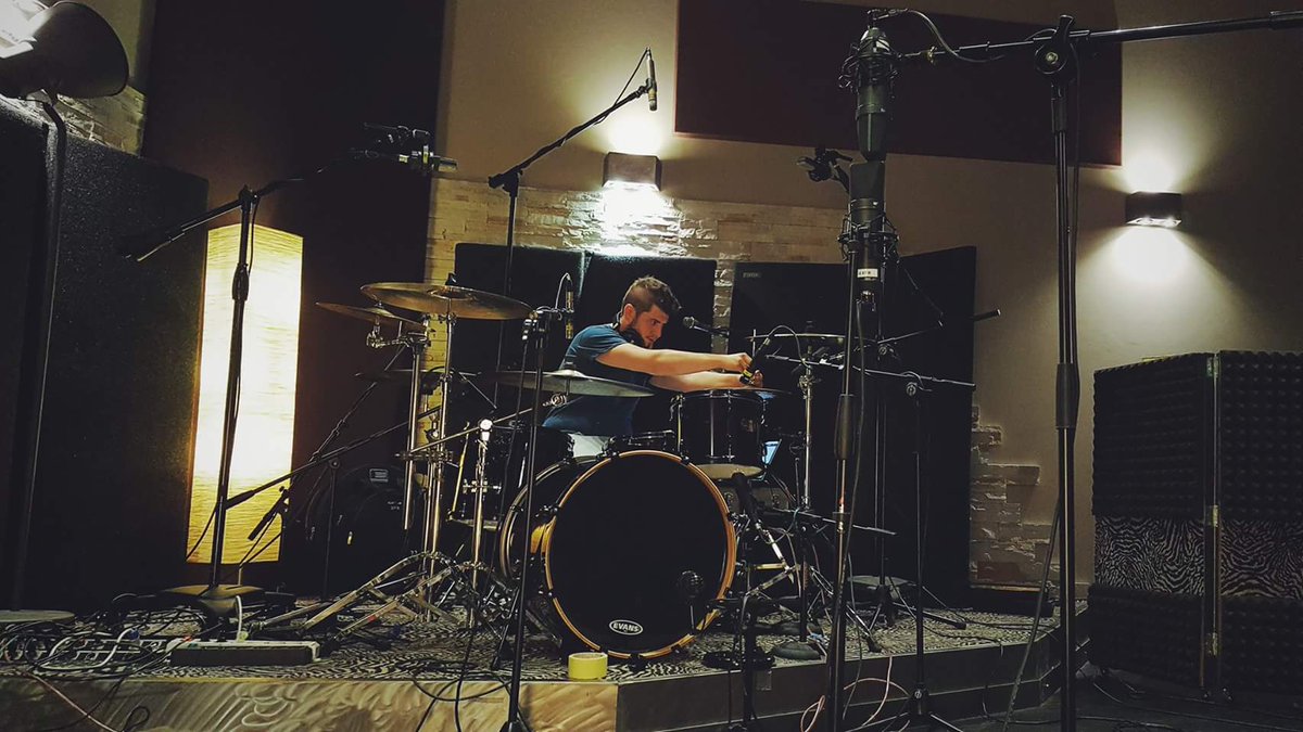 FedeWavemotion's tweet photo. Haven't used twitter in such a long time. What's everyone doing? I'm always recording, here' a pic from the last session #recordingstudio https://t.co/QW5OioxyI0