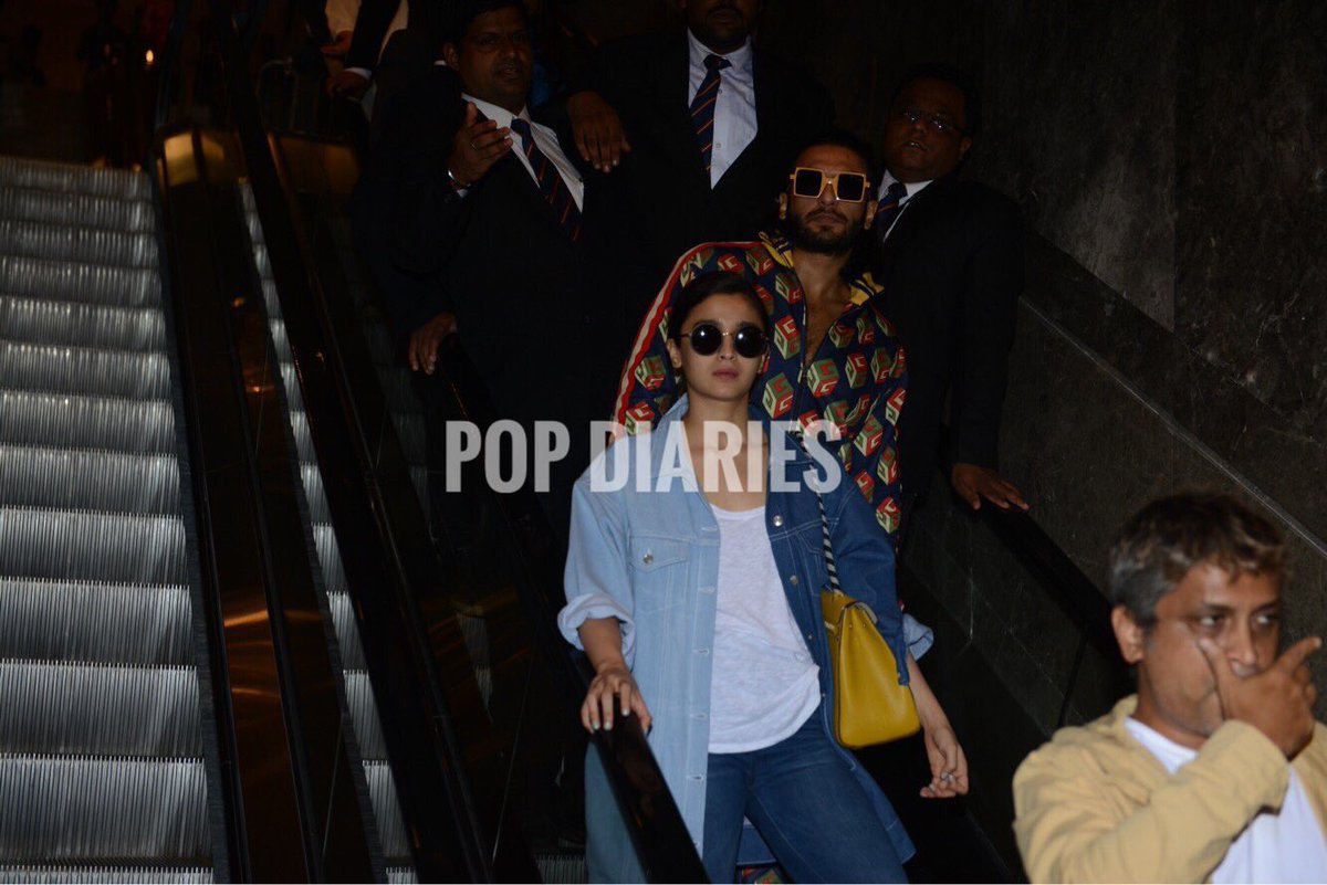 رُصدت عليا بهات مع رانفير سينغ في المطار.