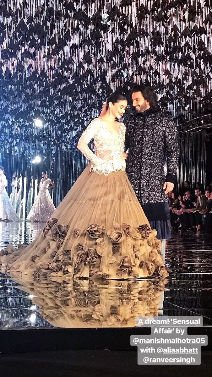 عليا بهات مع رانفير سينغ في عرض ازياء المصمم مانيش مالهوترا #ICW2017 💛.