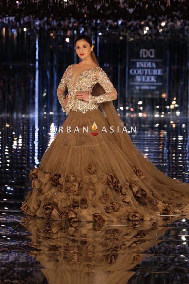 FitbitUKStore's tweet photo. Look at my queen slaying ❤❤❤
@aliaa08 
@AliaaHolics_ https://t.co/kYw5xsrJPs