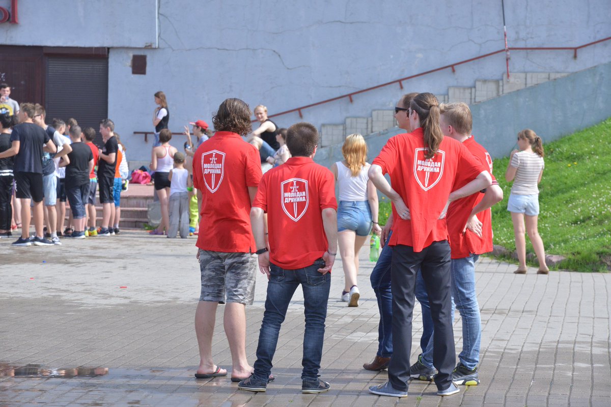 Дружинники #дружина37 приняли участие в охране общественного порядка на молодёжном флэшмобе #ВодныеВойны #Иваново Ох и...мокрое это дело!