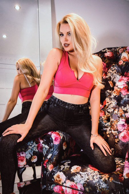 A little bit pink to make the boys wink 😜 with @Porchiaxx for @hayleyssecrets 🌺🌺🌺 https://t.co/6YDzK