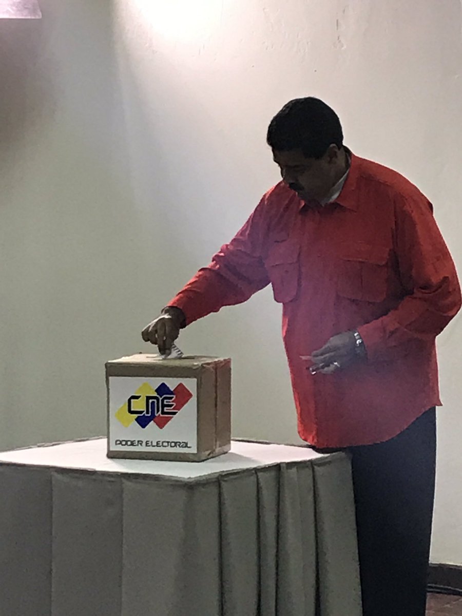 maribelparradem's tweet photo. ¡Hoy voto por un Pueblo, por la Revolución, por el Comandante Chávez, por el presidente @NicolasMaduro, por mi familia, por la Patria! https://t.co/nVXnHXwr9x