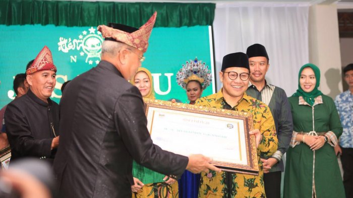 Cak Imin Digelari "Syaiyidul Imam Surya Negara" oleh Masyarakat Adat Lubuklinggau tribunnews.com/nasional/2017/… <a href="/cakiminpkb/">Cak Imin</a> <a href="/DPP_PKB/">DPP PKB</a>