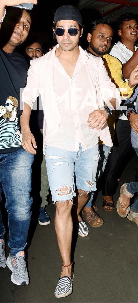 VarunArabfc's tweet photo. رُصد فارون دهاوان في المطار مع والدُه♥️. https://t.co/G2iU7KO0zf