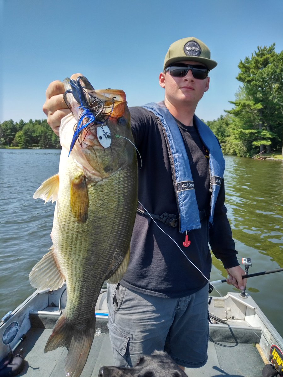 CanuckBassin's tweet photo. @CanuckBassinJr aka "Birthday Boy" with a bucket on @SEMoutdoors @MEGA_JIGS #Chatterbait @Anglers_Choice #BoogieBug and @LiquidMayhem_ https://t.co/qNl1YpBgCP
