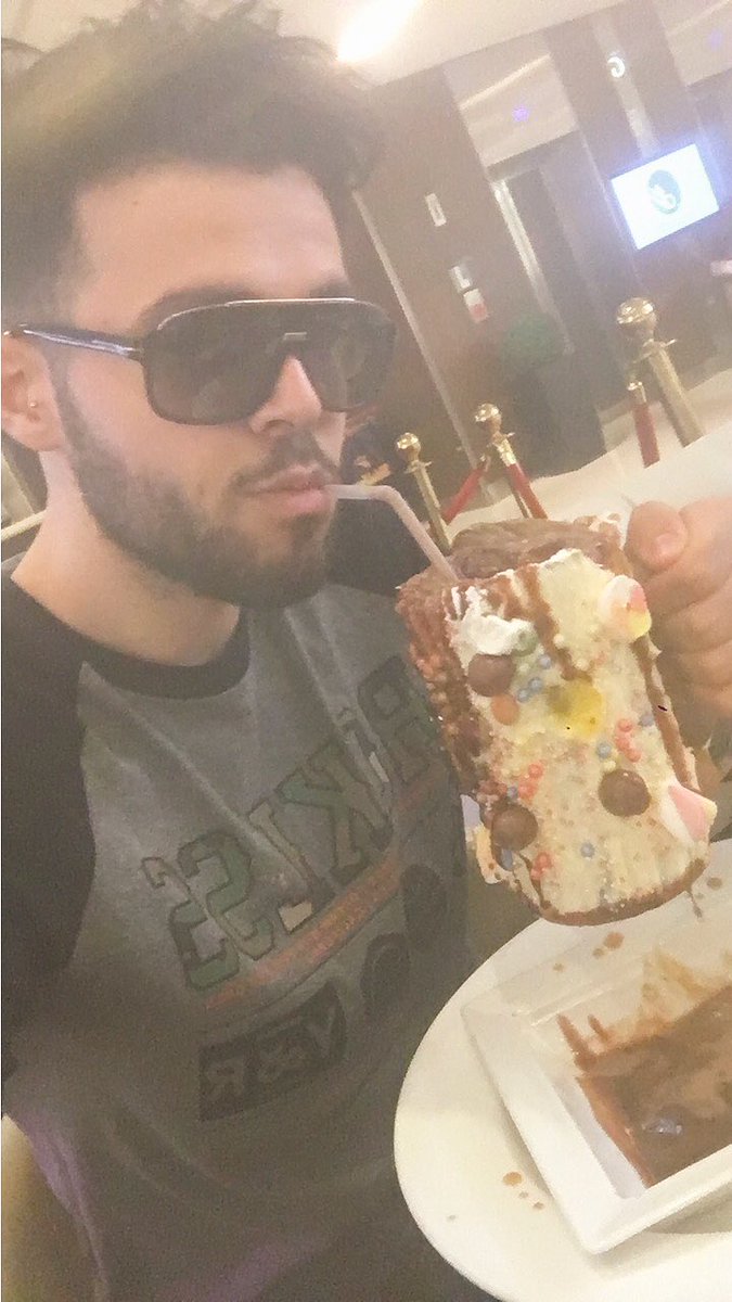 James_Yammouni's tweet photo. (Lol the glasses) @omgAdamSaleh and @Naz_izi making me try @MoneyKicks1 milkshake .. This is why, this is why I'm fat https://t.co/ac4DHJtQ5w