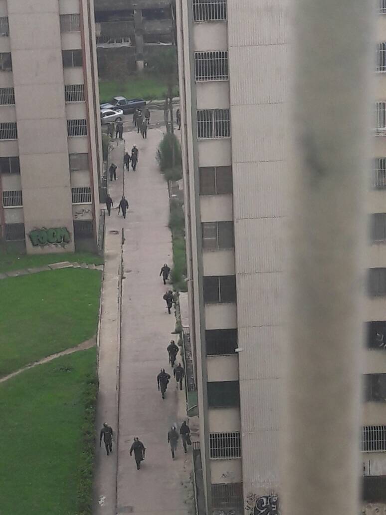 jesusmedinae's tweet photo. ¡Atención! La GNB entró con fusiles de asaltó en la  Urb la Rosaleda Sur, reportan un infante herido. https://t.co/qrk8tP3Rzc