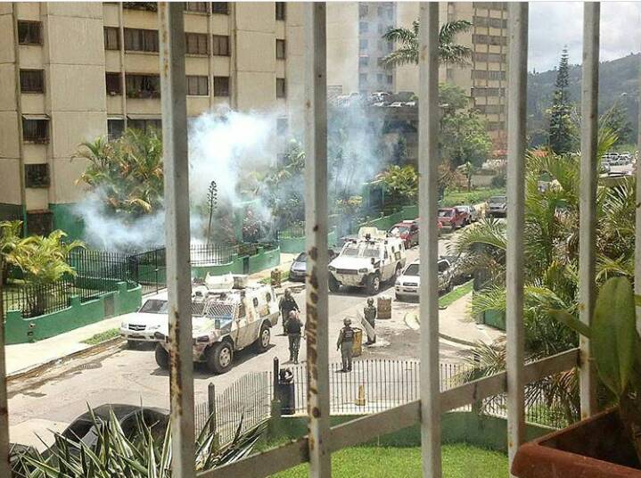 jesusmedinae's tweet photo. ¡Atención! La GNB entró con fusiles de asaltó en la  Urb la Rosaleda Sur, reportan un infante herido. https://t.co/qrk8tP3Rzc