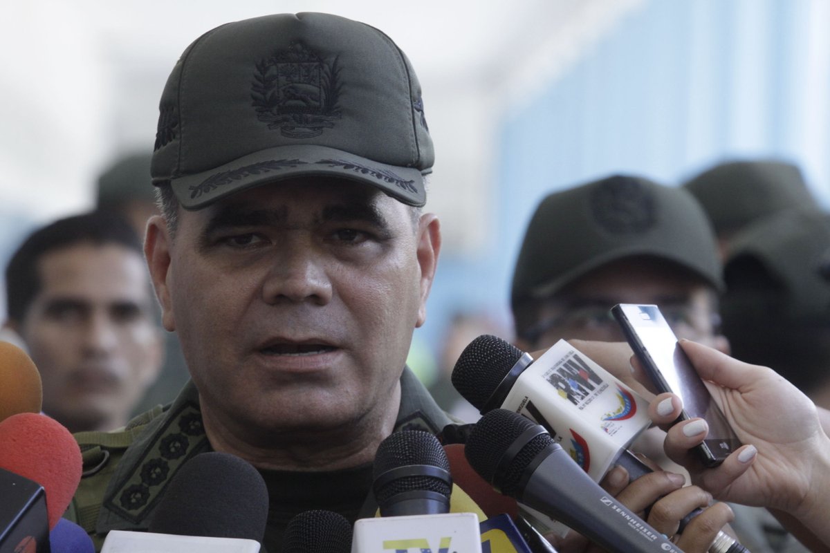 teleSURvzla's tweet photo. #ENFOTOS | El ministro de la Defensa, Vladimir Padrino Lopéz, ejerció su derecho al voto #VenezuelaDecide https://t.co/jvmI7aqalC