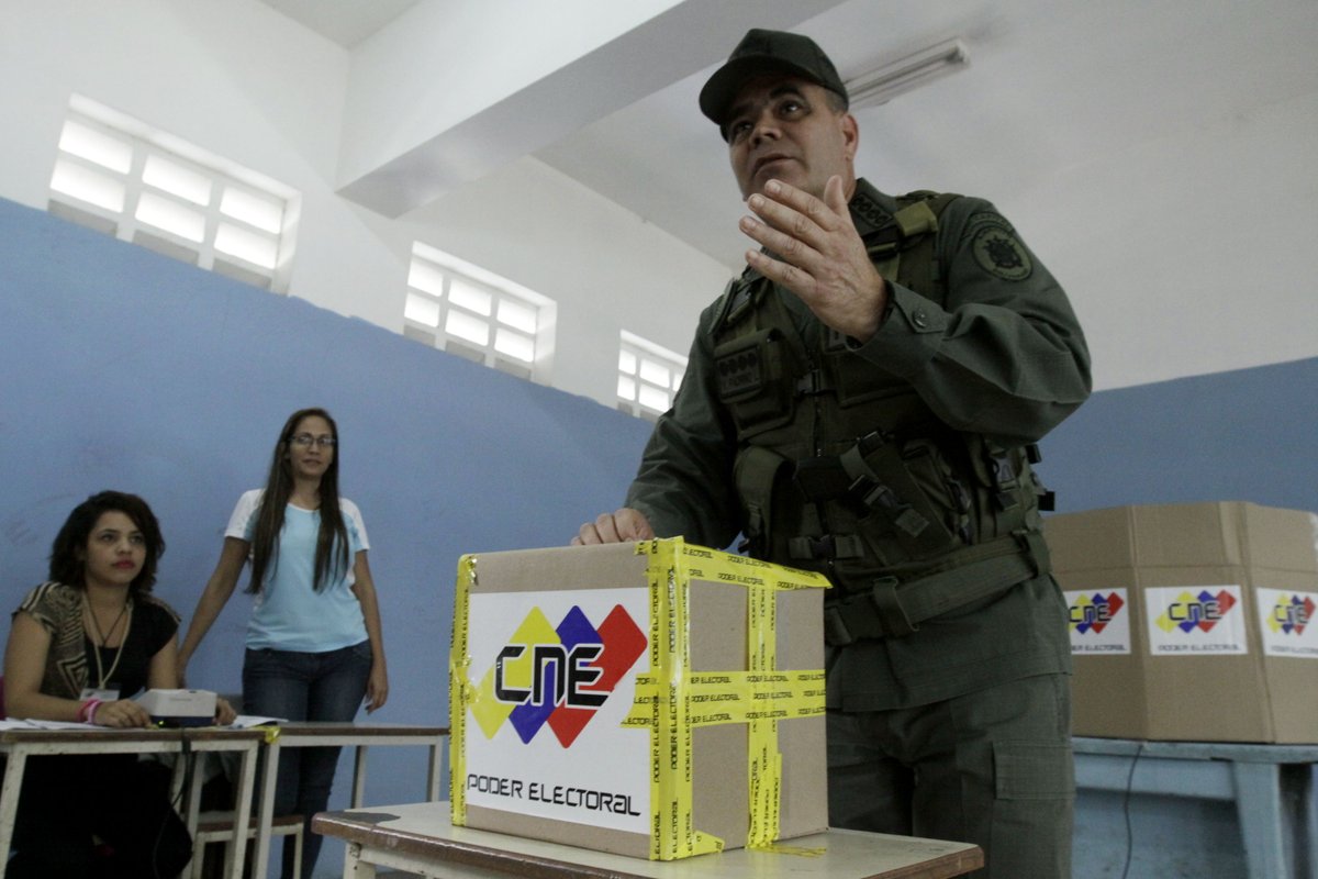 teleSURvzla's tweet photo. #ENFOTOS | El ministro de la Defensa, Vladimir Padrino Lopéz, ejerció su derecho al voto #VenezuelaDecide https://t.co/jvmI7aqalC