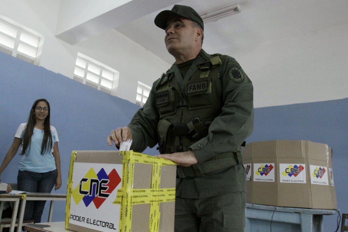 teleSURvzla's tweet photo. #ENFOTOS | El ministro de la Defensa, Vladimir Padrino Lopéz, ejerció su derecho al voto #VenezuelaDecide https://t.co/jvmI7aqalC