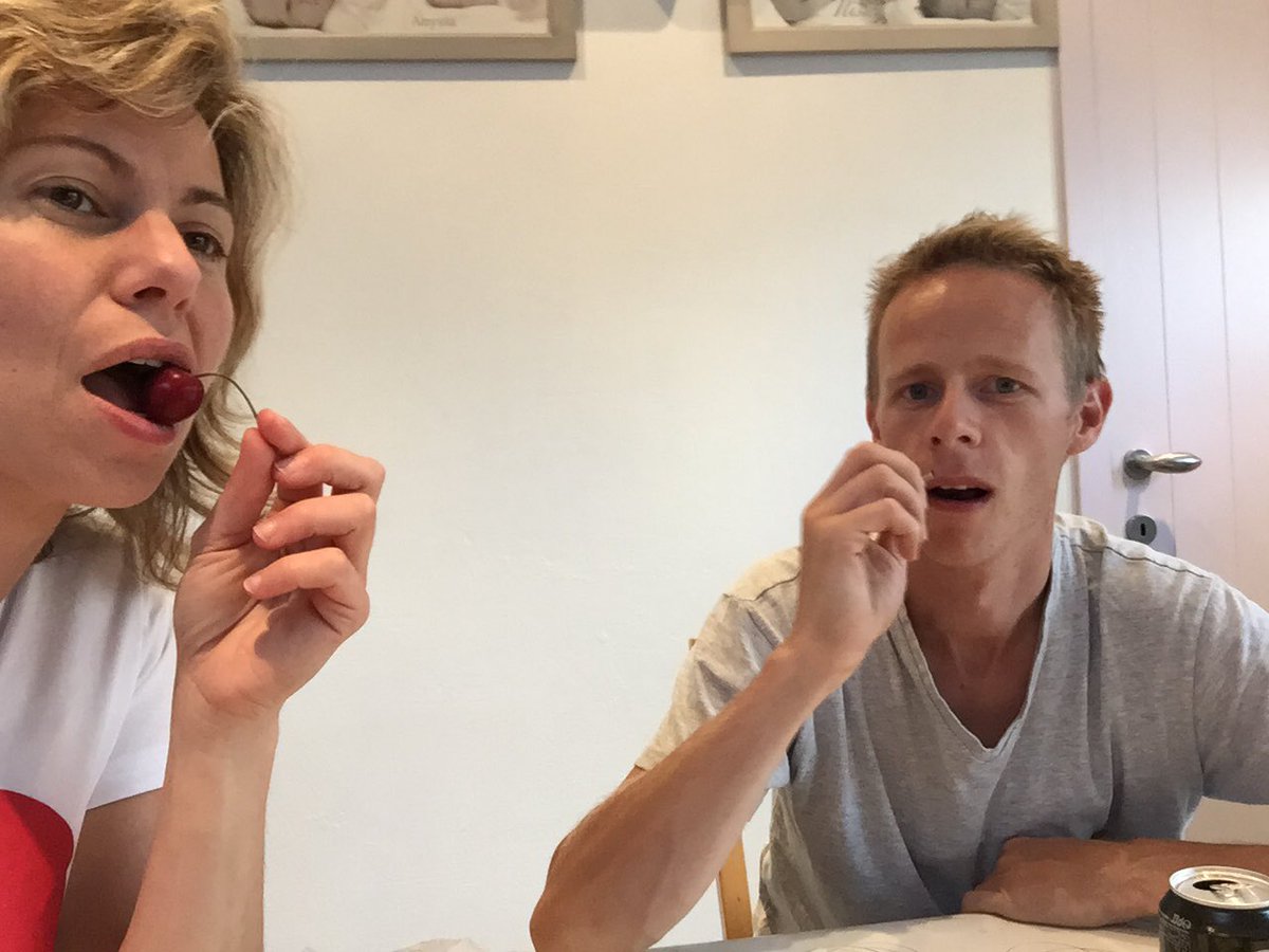 thenebby's tweet photo. Als je weet wat je echtgenote kan gebruiken na 3 loodzware dagen #superwomen #power #kersen #vitamines #shehatessugar @chgoovy https://t.co/sGDd2RtPu2