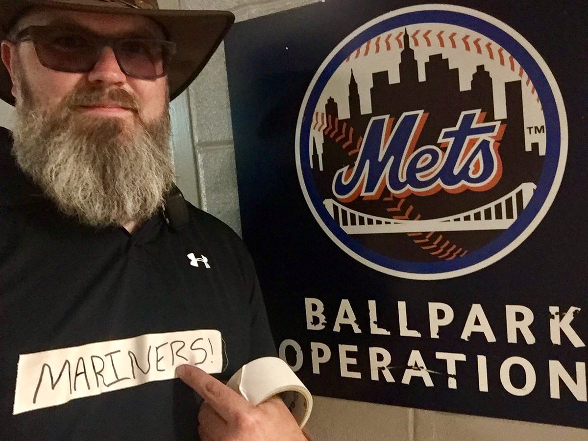 BackLounge's tweet photo. Not much going on here... #WrongStadium @Mariners #WhereIRoot https://t.co/AP96TcZMBI