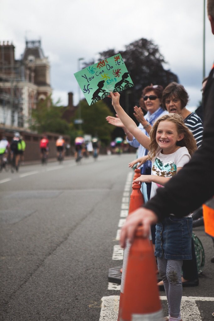 ahappycapture's tweet photo. Loads of fun cheering on #ridelondon in #leatherhead today! https://t.co/8th0JM2tUo