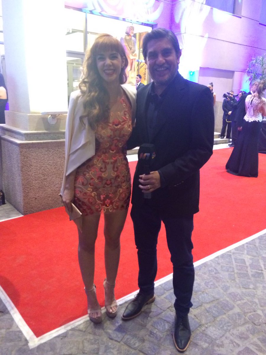 CoffeeBreakVcp's tweet photo. Gus junto a @julietanair Calvo en los Premios Martín Fierro Federal de @aptra_ok in the #redcarpet https://t.co/9PExTbaWmX