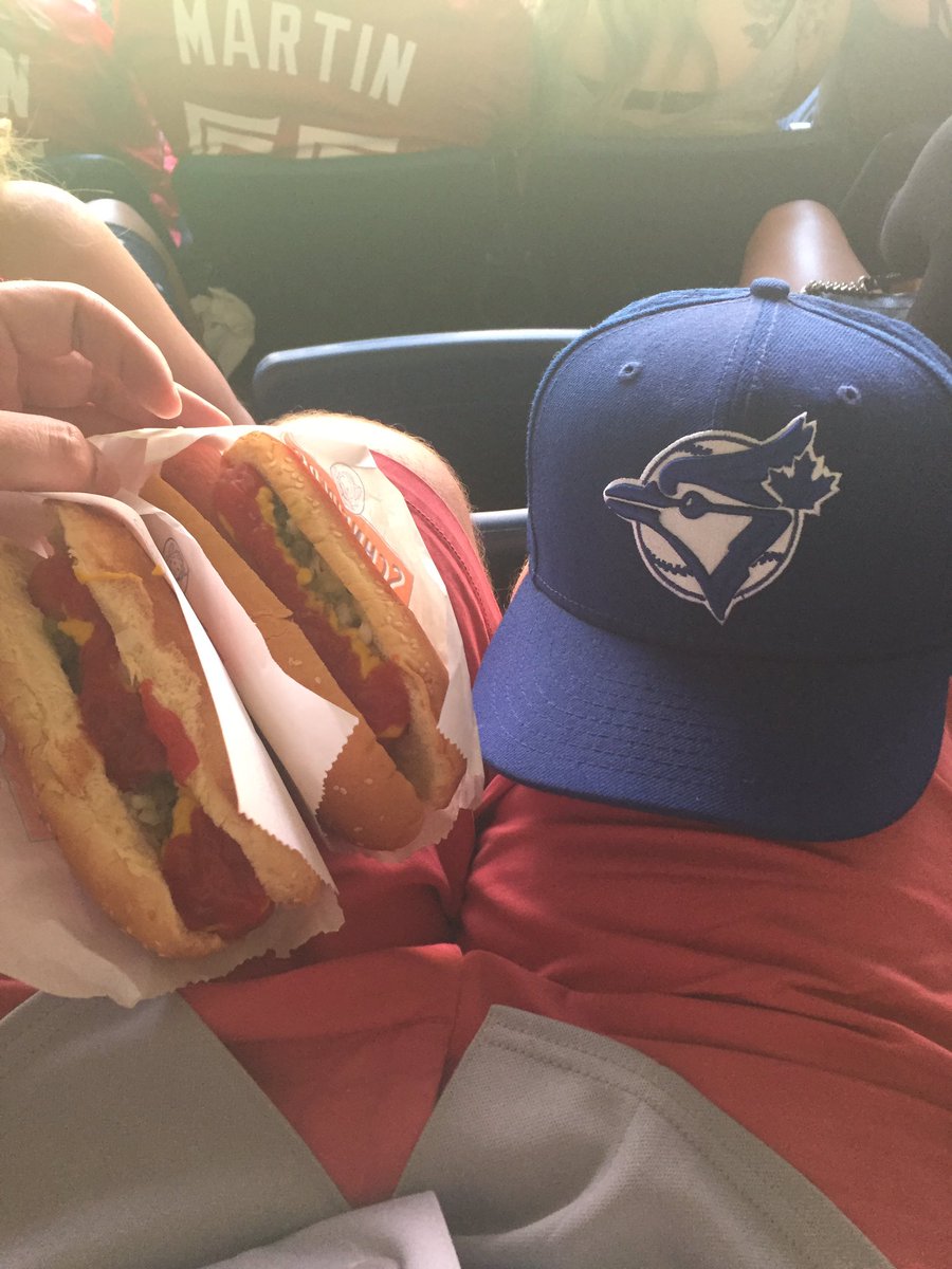 M_Pizzle96's tweet photo. Some people can't handle the hot dog inning #4thinning. https://t.co/j1uZWIyQXZ