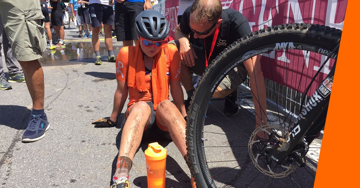 Ze kijkt niet zo vrolijk op de foto, maar Anne is net zo tevreden als bondscoach Gerben de Knegt over het EK MTB knwu.nl/nieuws/bondsco…