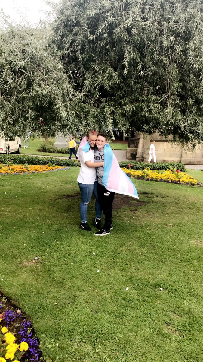 laura_wildingx's tweet photo. Had such a good time at pride today💙💗
#LiverpoolPride2017 x https://t.co/9Ocd6okDJX